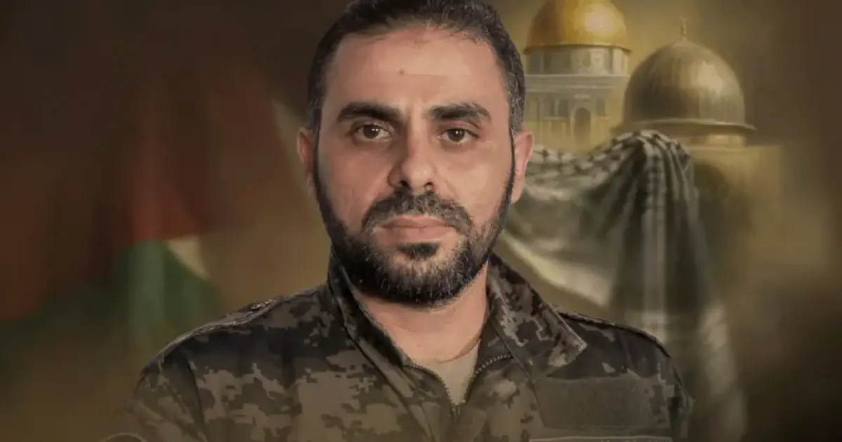 فلسطين – وفي الفيديو، يتحرك حذيفة الكحلوت “أبو عبيدة” مع عائلته على عربة أثناء حرب غزة.