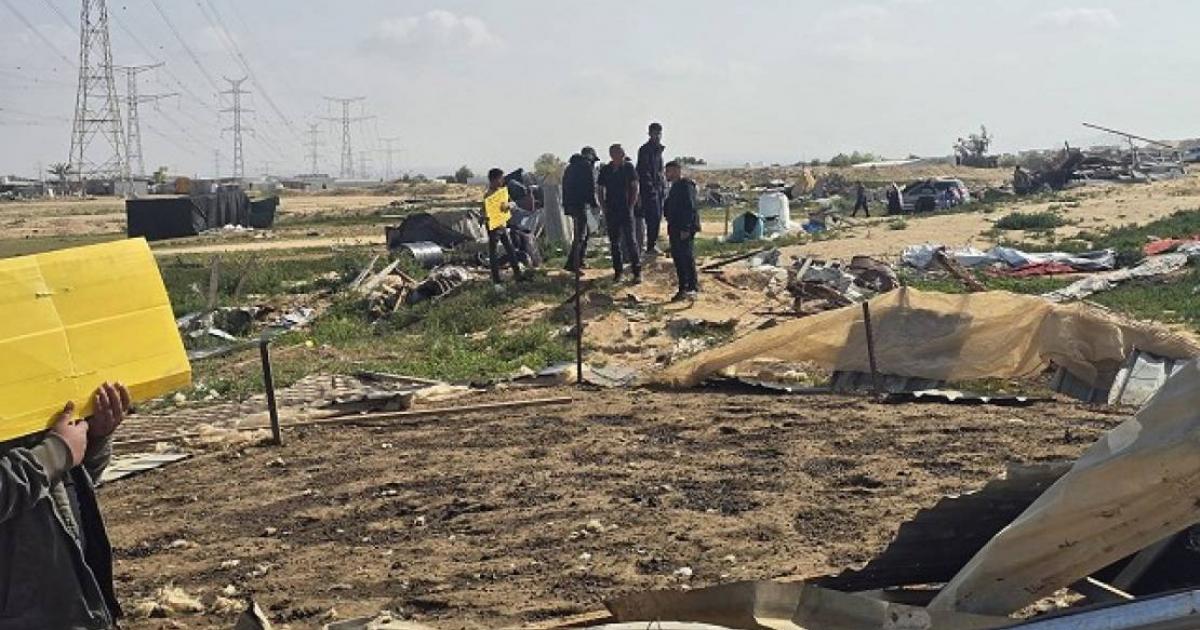 فلسطين – الاحتلال ينفذ عمليات هدم في قرية السير بالنقب والمئات من أهاليها يواجهون خطر التهجير فلسطين – الاحتلال ينفذ عمليات هدم في قرية السير بالنقب والمئات من أهاليها يواجهون خطر التهجير