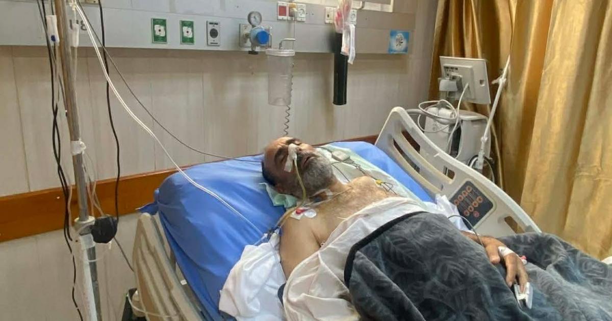 فلسطين – تقرير: «نراها تنهار أمامنا» باسل أبو شمالة يواجه سرطان القولون وسط قيود تعيق سفره للعلاج