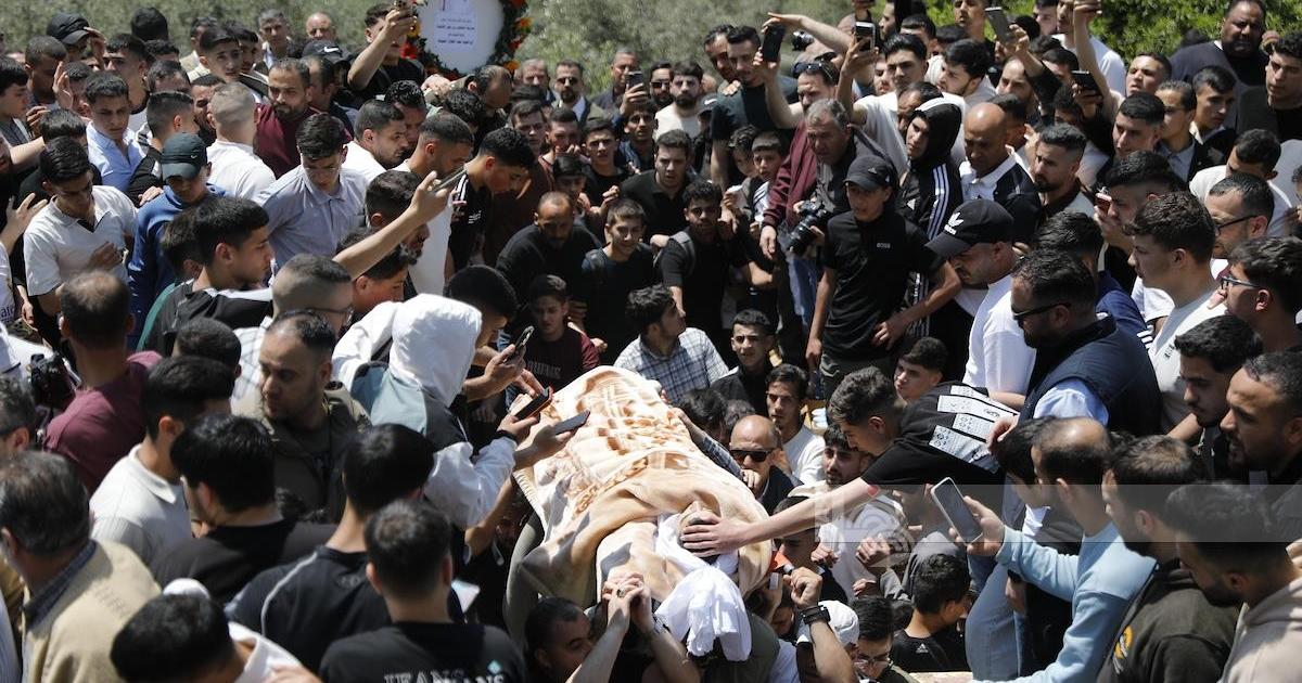 فلسطين – حشود كبيرة تنعي الطفل الشهيد إبراهيم الخياط وسط هتافات تأييد للمقاومة ومنددة بجرائم الاحتلال.