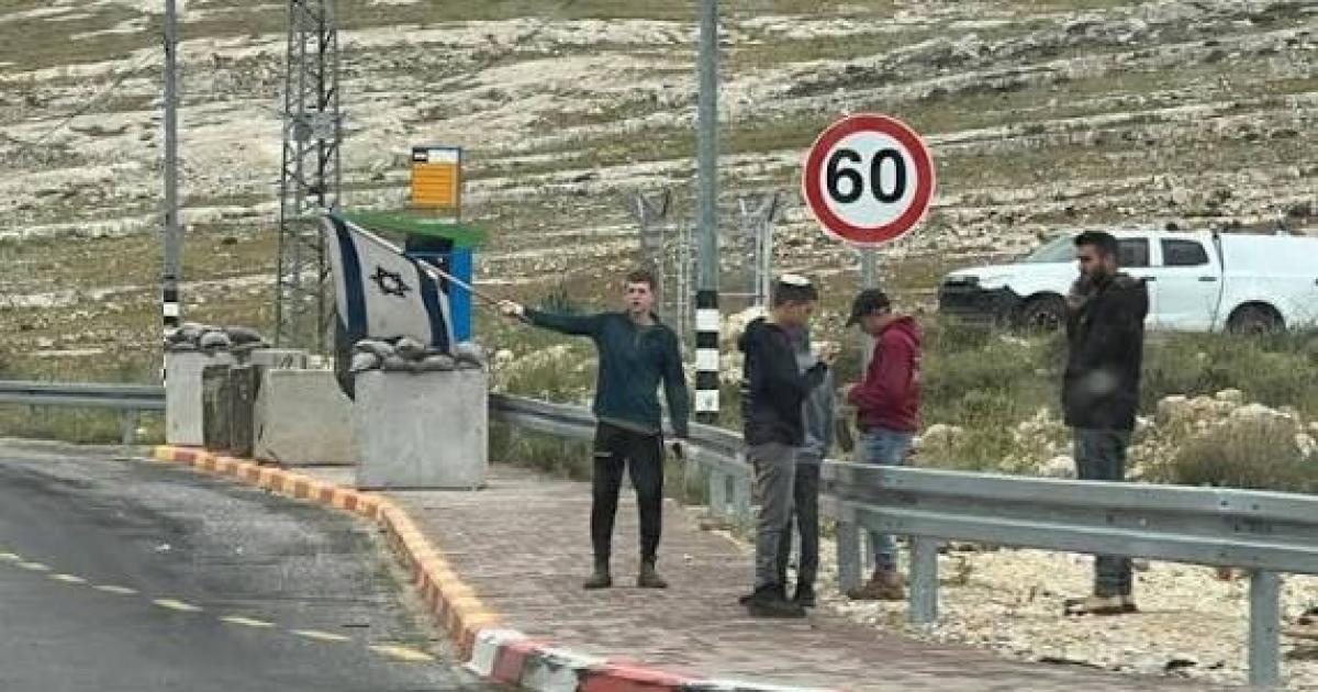 فلسطين – مستوطنون يغلقون الشارع الرئيسي في بلدة تقوع جنوب شرق بيت لحم فلسطين – مستوطنون يغلقون الشارع الرئيسي في بلدة تقوع جنوب شرق بيت لحم