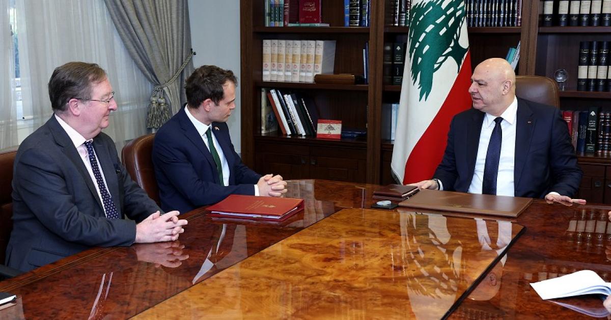 فلسطين – عون يحدد شروط التفاوض: أولاً، وقف إطلاق النار وانسحاب إسرائيل شرطان حاسمان لأي مسار سياسي