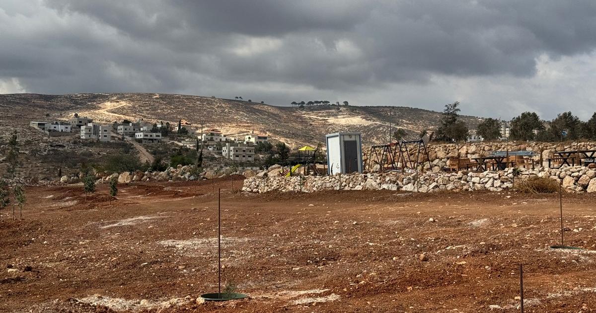 فلسطين – تقرير عن تجمع “الخلايل” البدوي في ظل التهجير الصامت.. اعتداءات المستوطنين تدفع الأهالي إلى تفكيك منازلهم فلسطين – تقرير عن تجمع “الخلايل” البدوي في ظل التهجير الصامت.. اعتداءات المستوطنين تدفع الأهالي إلى تفكيك منازلهم