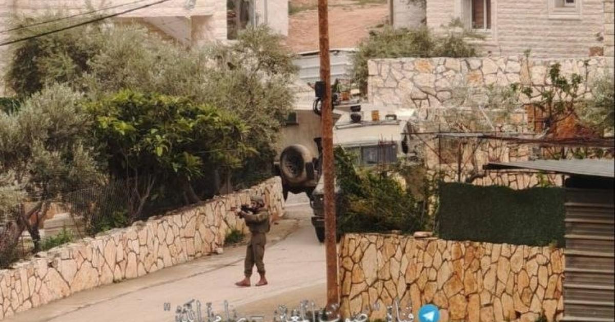 فلسطين – قوات الاحتلال تقتحم قرية المغير وتعتدي على المواطنين