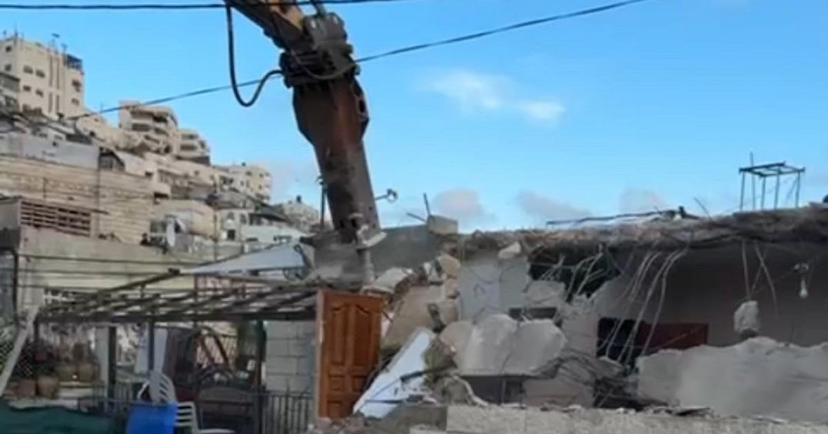 فلسطين – الاحتلال يجبر مواطنا على هدم منزله في حي البستان ببلدة سلوان