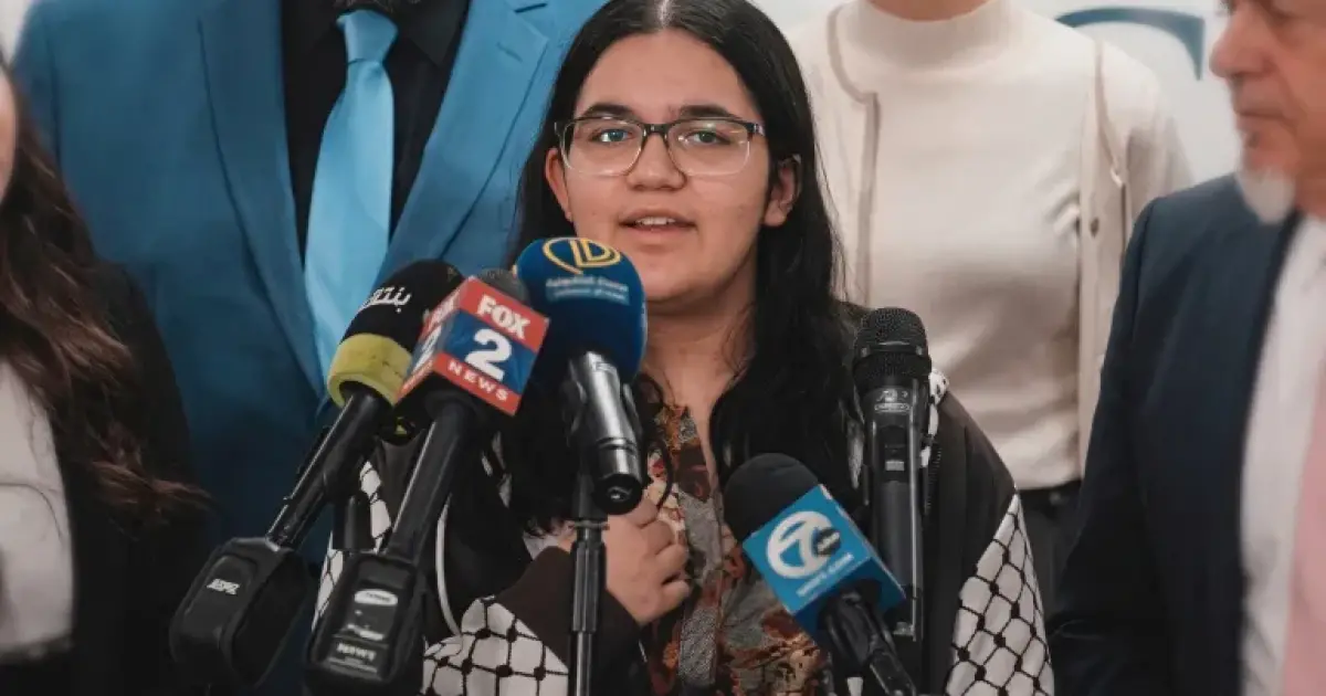 فلسطين – رفضت الوقوف للنشيد الأمريكي.. طالبة فلسطينية تفوز بمعركة قانونية في ميشيغان