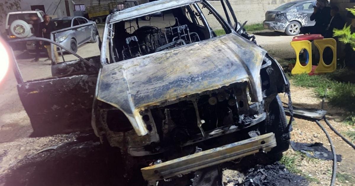 فلسطين – وبالصور مستوطنون يحرقون مركبات المواطنين ويلحقون أضرارا كبيرة جنوب الخليل