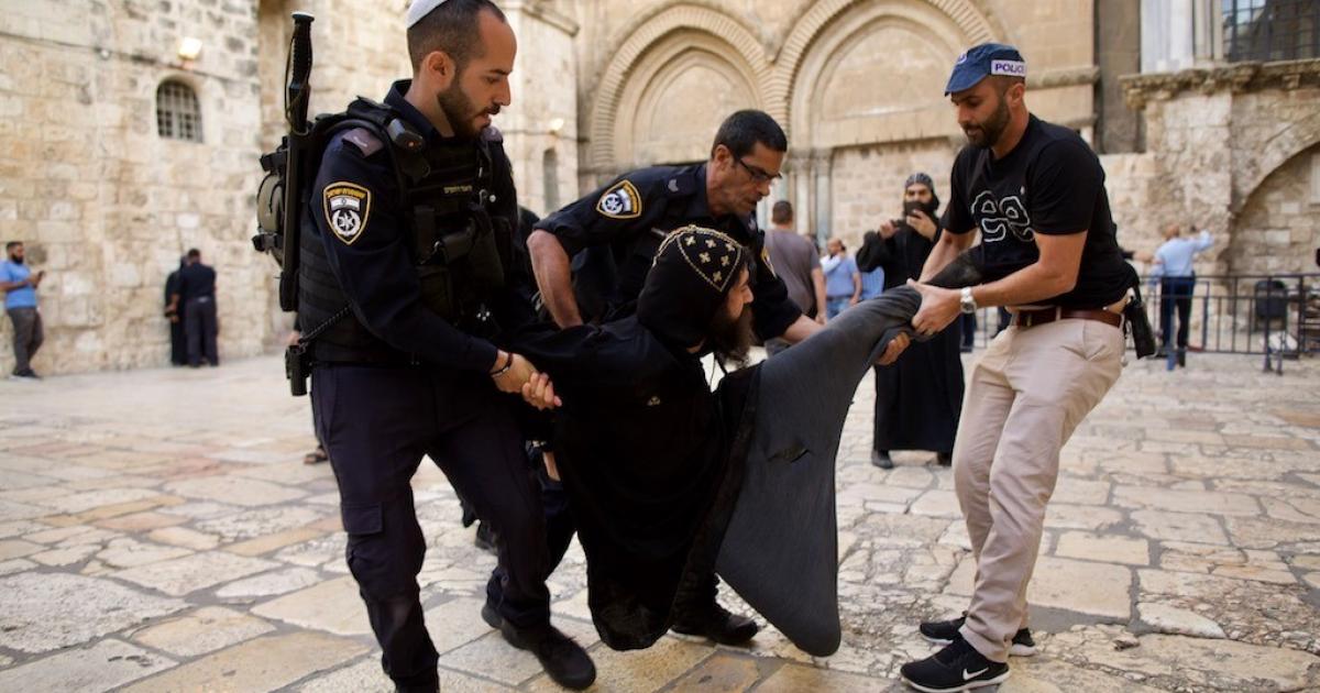 فلسطين – بالفيديو: إصابات نتيجة اعتداء الاحتلال على احتفالات مسيحية في القدس