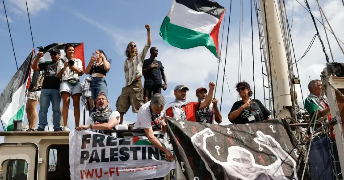 فلسطين – مضايقات وضرب وسحل.. شهادات على انتهاكات أثناء اعتقال نشطاء “أسطول الصمود” فلسطين – مضايقات وضرب وسحل.. شهادات على انتهاكات أثناء اعتقال نشطاء “أسطول الصمود”