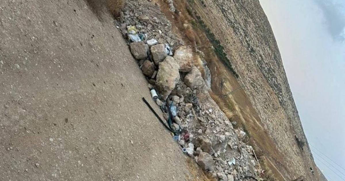 فلسطين – مستوطنون يغلقون طريقا حيويا في بلدة مخماس بالقدس المحتلة