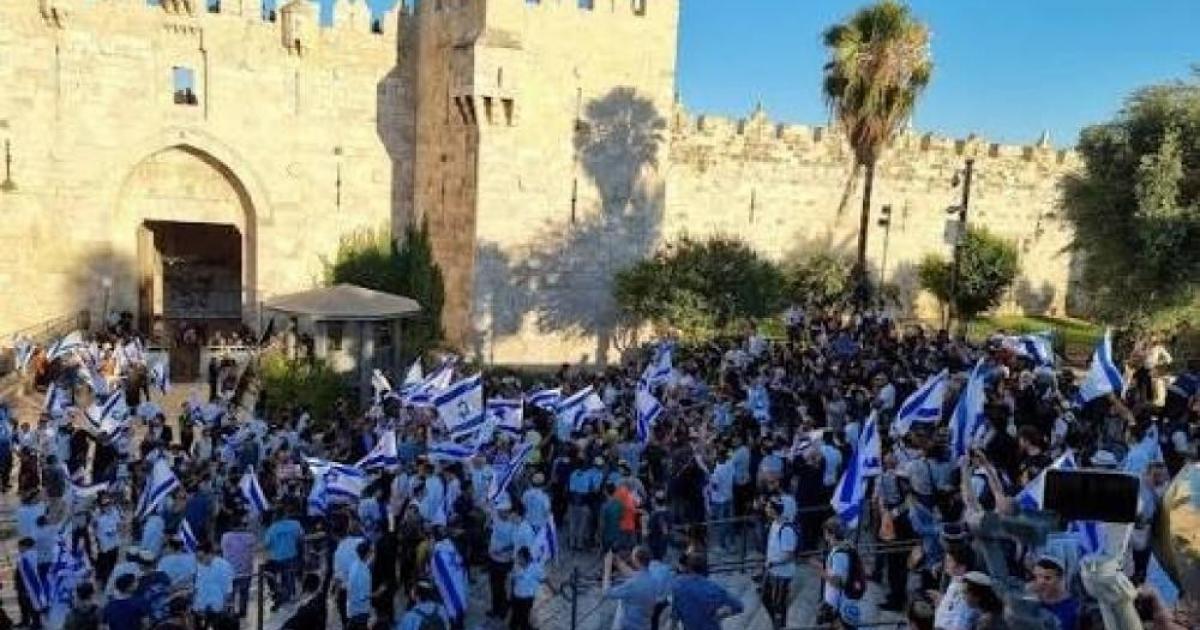 فلسطين – آلاف المستوطنين يشاركون في مسيرة العلم الاستفزازية بالقدس المحتلة