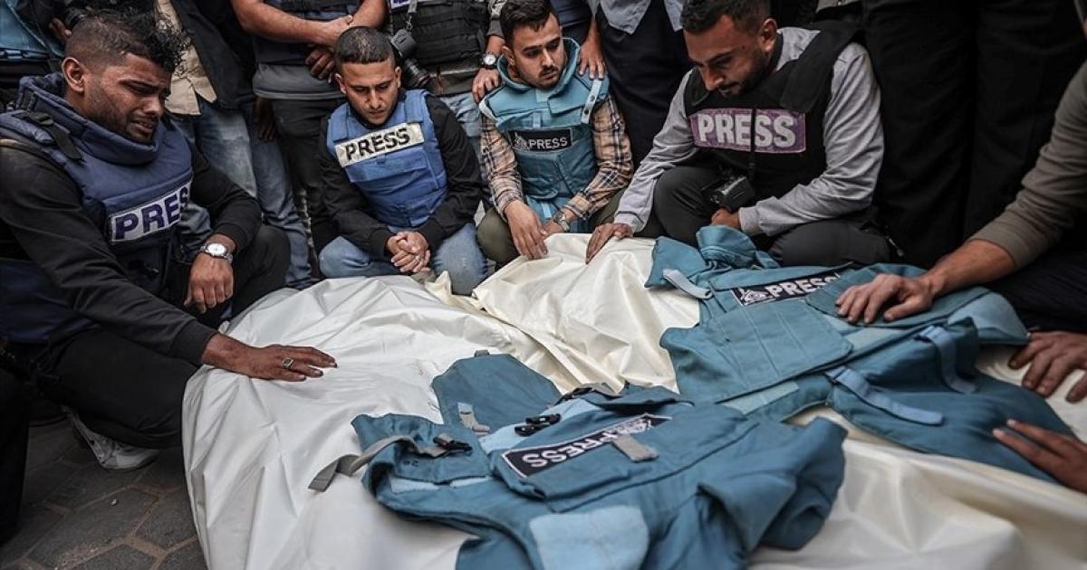فلسطين – تقرير عن اليوم العالمي لحرية الصحافة.. الصحفي الفلسطيني شاهد على الإبادة الجماعية وهدفها فلسطين – تقرير عن اليوم العالمي لحرية الصحافة.. الصحفي الفلسطيني شاهد على الإبادة الجماعية وهدفها