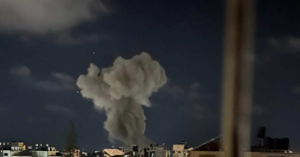 فلسطين – بالفيديو والصور الاحتلال يقصف منزلاً في مخيم الشاطئ غرب غزة