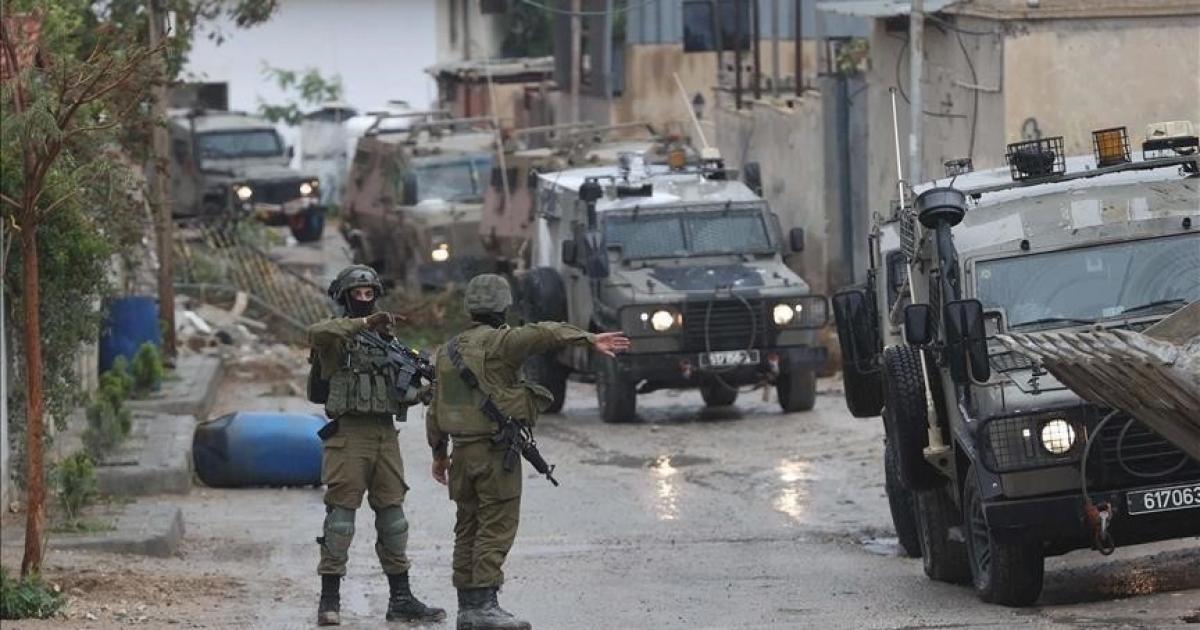 فلسطين – تصعيد ميداني في الضفة الغربية.. قوات الاحتلال تشن حملة مداهمات واعتقالات واسعة