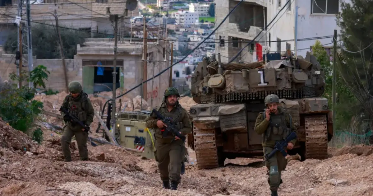 فلسطين – الاحتلال يطلق قنابل الغاز على المواطنين في طولكرم أثناء محاولتهم الوصول إلى منازلهم فلسطين – الاحتلال يطلق قنابل الغاز على المواطنين في طولكرم أثناء محاولتهم الوصول إلى منازلهم