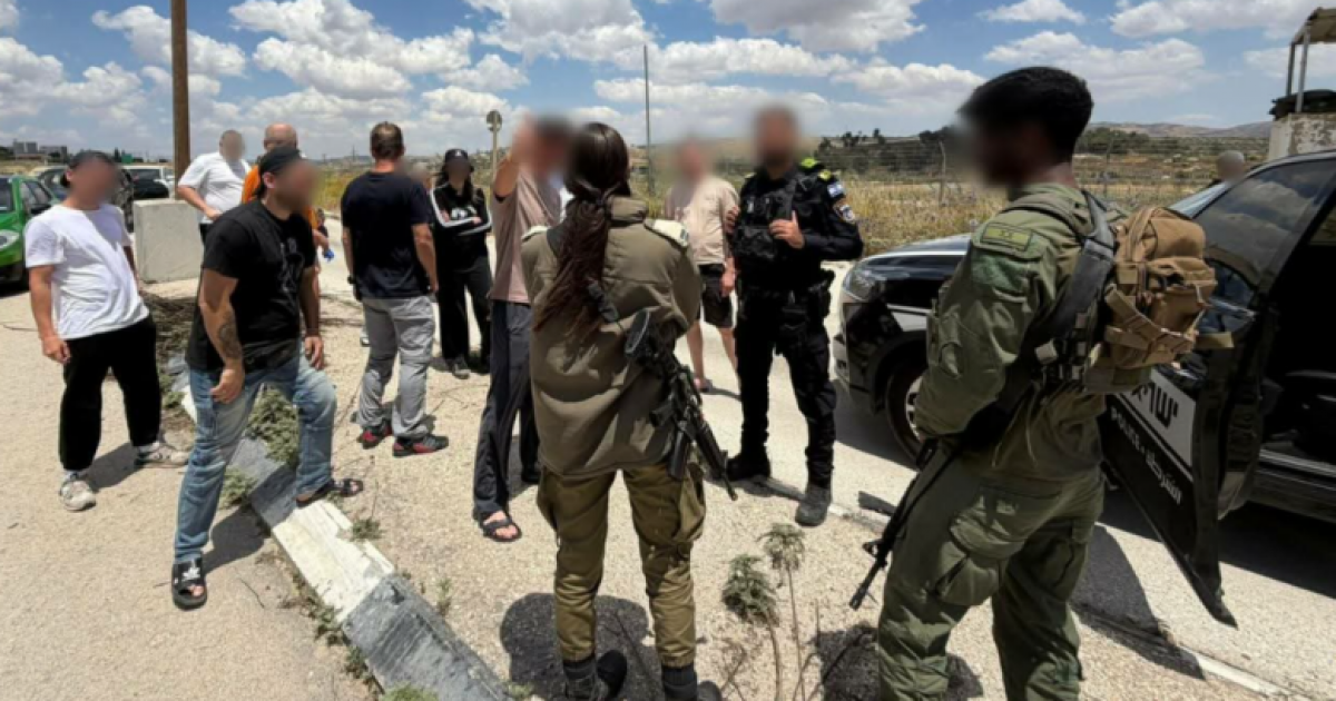 فلسطين – أجهزة السلطة تعيد 23 مستوطناً دخلوا نابلس لتناول وجبة الغداء فلسطين – أجهزة السلطة تعيد 23 مستوطناً دخلوا نابلس لتناول وجبة الغداء
