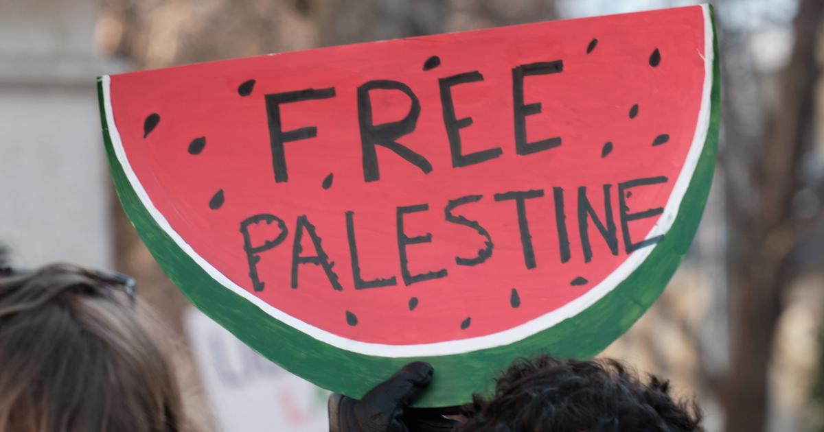 فلسطين – تقرير عن كيف تحول “البطيخة” من شعار تضامني إلى رمز “مثير للجدل”.. القصة الكاملة فلسطين – تقرير عن كيف تحول “البطيخة” من شعار تضامني إلى رمز “مثير للجدل”.. القصة الكاملة