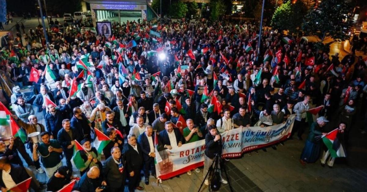 فلسطين – مظاهرة في إسطنبول أمام قنصلية تل أبيب تنديدا بالهجوم على “أسطول الصمود” المتجه إلى غزة. فلسطين – مظاهرة في إسطنبول أمام قنصلية تل أبيب تنديدا بالهجوم على “أسطول الصمود” المتجه إلى غزة.