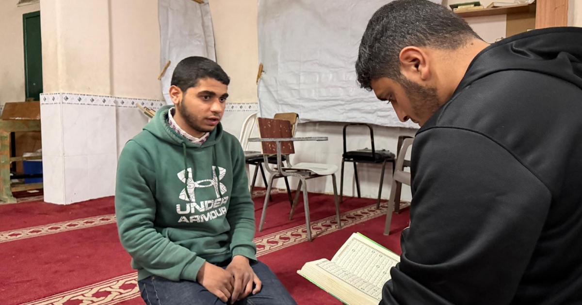 فلسطين – تقرير لشاب من غزة يتحدى قسوة الحرب.. ويقرأ القرآن بالغيب ثلاث مرات منذ بداية 2026 فلسطين – تقرير لشاب من غزة يتحدى قسوة الحرب.. ويقرأ القرآن بالغيب ثلاث مرات منذ بداية 2026