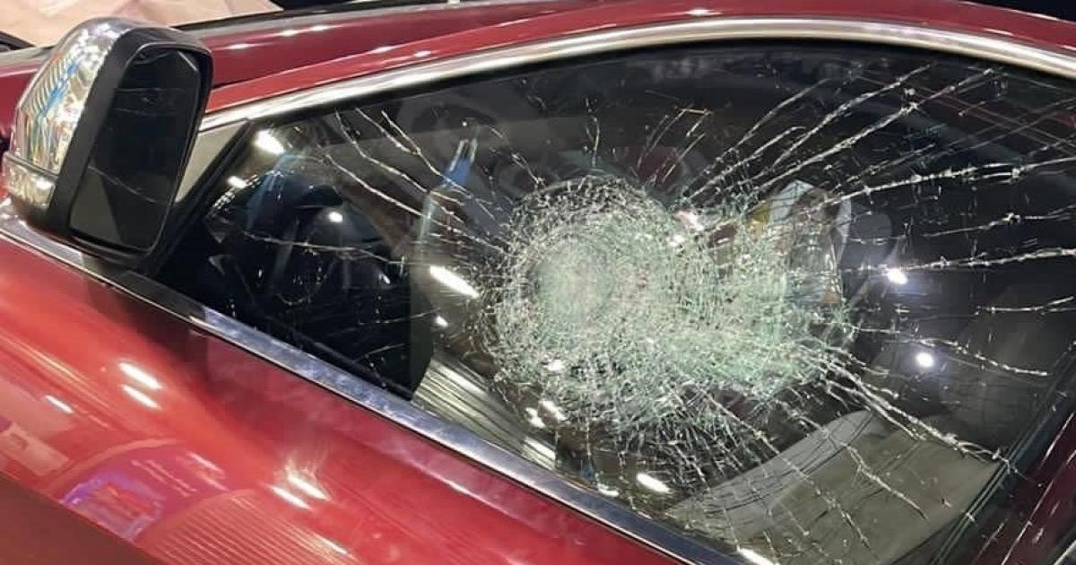 فلسطين – إصابة مواطنة فلسطينية بعد أن هاجم مستوطنون مركبتها جنوب نابلس فلسطين – إصابة مواطنة فلسطينية بعد أن هاجم مستوطنون مركبتها جنوب نابلس