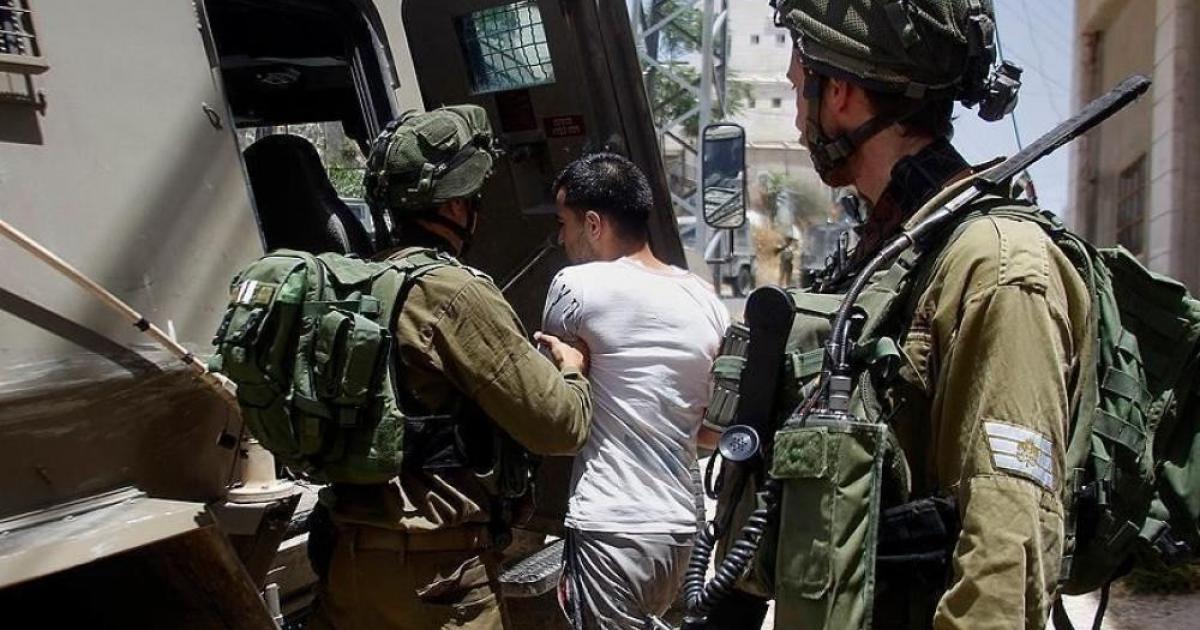 فلسطين – الاحتلال يعتقل ستة شبان من مدينة قلقيلية بعد مداهمة منازلهم في حي النقار فلسطين – الاحتلال يعتقل ستة شبان من مدينة قلقيلية بعد مداهمة منازلهم في حي النقار
