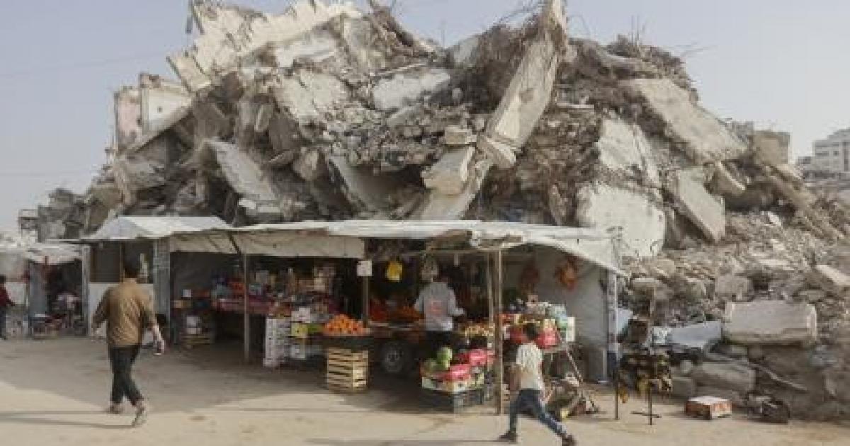 فلسطين – خبير اقتصادي: “الخط الأصفر” يخنق اقتصاد غزة و60% من القطاع خارج الإنتاج فلسطين – خبير اقتصادي: “الخط الأصفر” يخنق اقتصاد غزة و60% من القطاع خارج الإنتاج