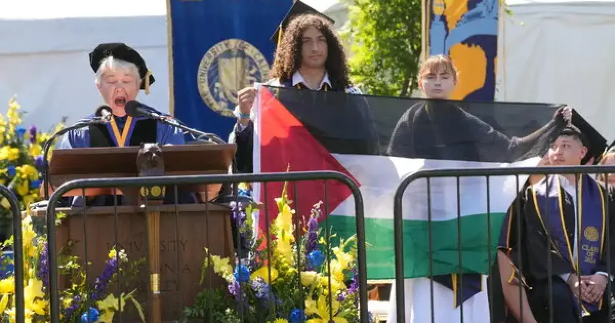 جامعة كاليفورنيا في "بيركلي" تمنع طالبًا من استلام شهادته بعد رفع علم فلسطين