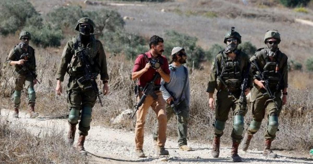 فلسطين – إصابة مواطن وناشط أجنبي في اعتداء مستوطنين على منازل جنوب الخليل فلسطين – إصابة مواطن وناشط أجنبي في اعتداء مستوطنين على منازل جنوب الخليل