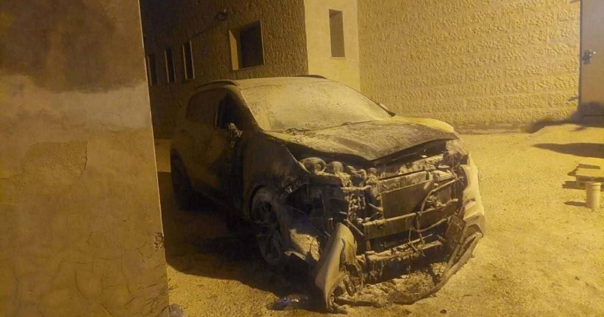 فلسطين – بالصور مستوطنون يحرقون مسجدا ومركبات المواطنين في قرية جيبيا برام الله فلسطين – بالصور مستوطنون يحرقون مسجدا ومركبات المواطنين في قرية جيبيا برام الله
