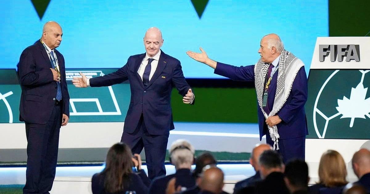 فلسطين – بالفيديو الرجوب يرفض مصافحة ممثل الاتحاد الإسرائيلي وكونجرس الفيفا (شاهد)