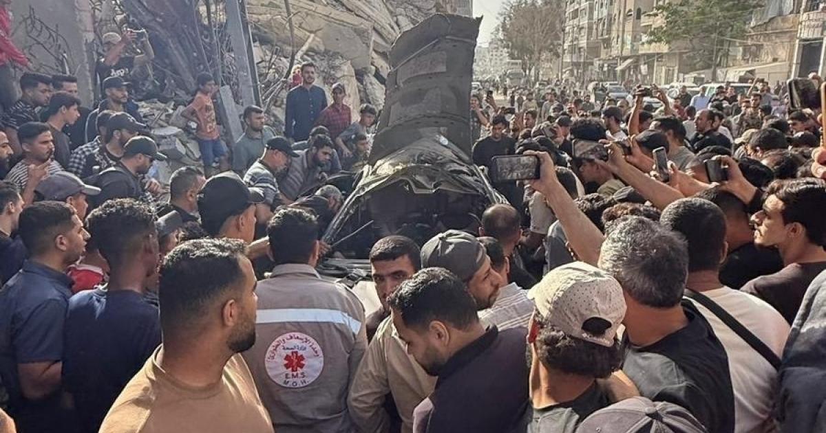 فلسطين – بالفيديو: شهيد وجرحى في قصف الاحتلال استهدف سيارة مدنية قرب مستشفى بغزة