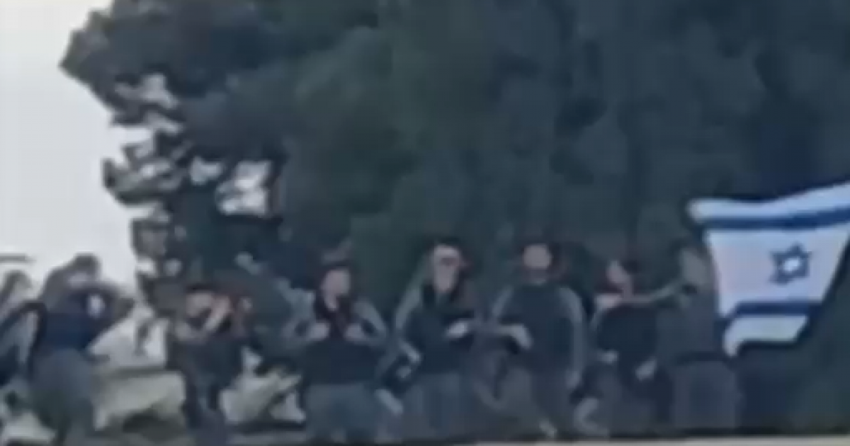 فلسطين – بالفيديو: شرطة الاحتلال ترفع أعلام إسرائيل فوق المسجد الأقصى! فلسطين – بالفيديو: شرطة الاحتلال ترفع أعلام إسرائيل فوق المسجد الأقصى!