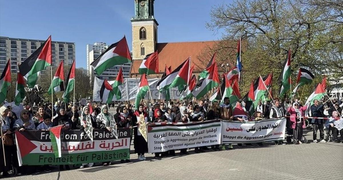 فلسطين – آلاف المتظاهرين في برلين يطالبون بإنهاء “حرب الإبادة” على غزة فلسطين – آلاف المتظاهرين في برلين يطالبون بإنهاء “حرب الإبادة” على غزة