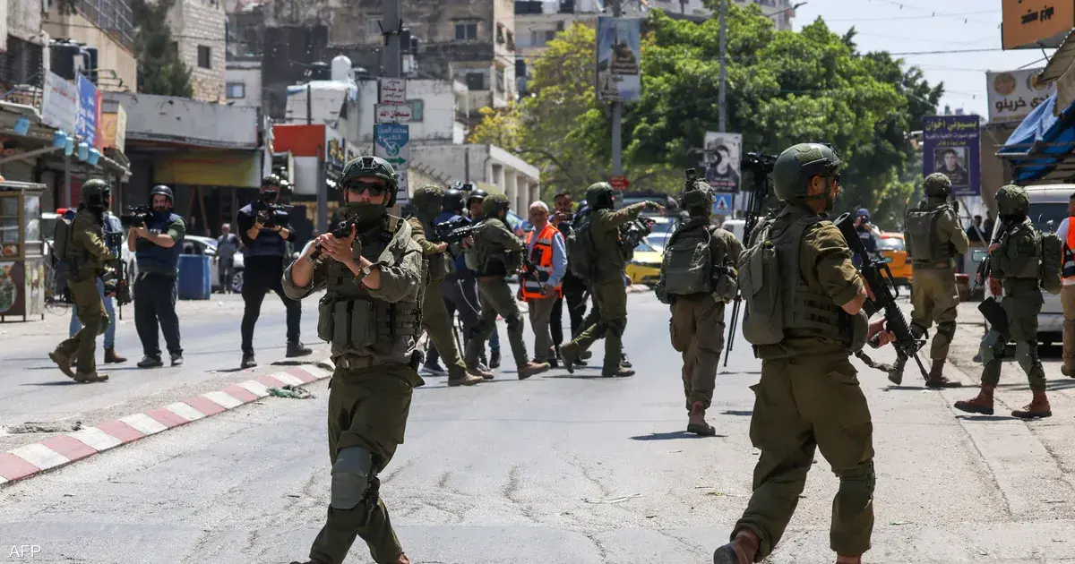 فلسطين – حملة اعتقالات واسعة في الضفة الغربية تشمل إغلاق بلدة حزما وتصعيد الإجراءات العسكرية فلسطين – حملة اعتقالات واسعة في الضفة الغربية تشمل إغلاق بلدة حزما وتصعيد الإجراءات العسكرية