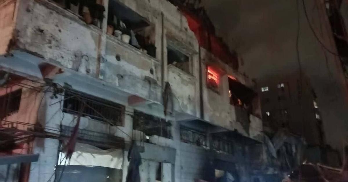 فلسطين – تحديث بالفيديو والصور: 5 شهداء بينهم فتاتان وأكثر من 20 جريحاً في قصف الاحتلال لشقة سكنية وسط مدينة غزة. فلسطين – تحديث بالفيديو والصور: 5 شهداء بينهم فتاتان وأكثر من 20 جريحاً في قصف الاحتلال لشقة سكنية وسط مدينة غزة.