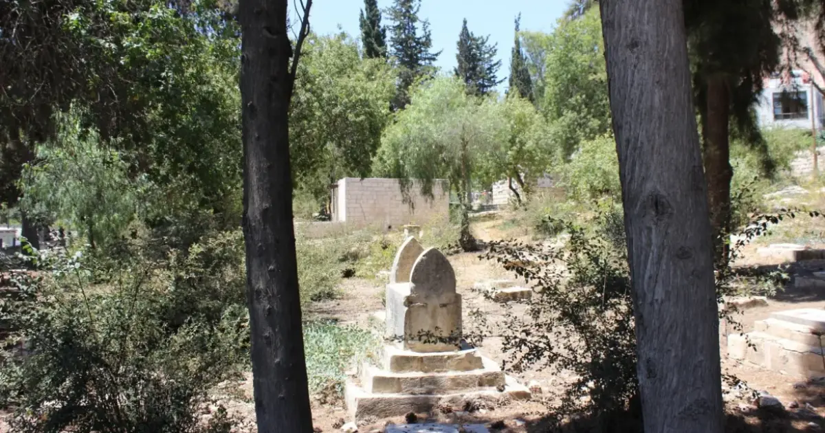 فلسطين – الاحتلال يجبر عائلة فلسطينية على نبش قبر ابنها ونقل جثمانه
