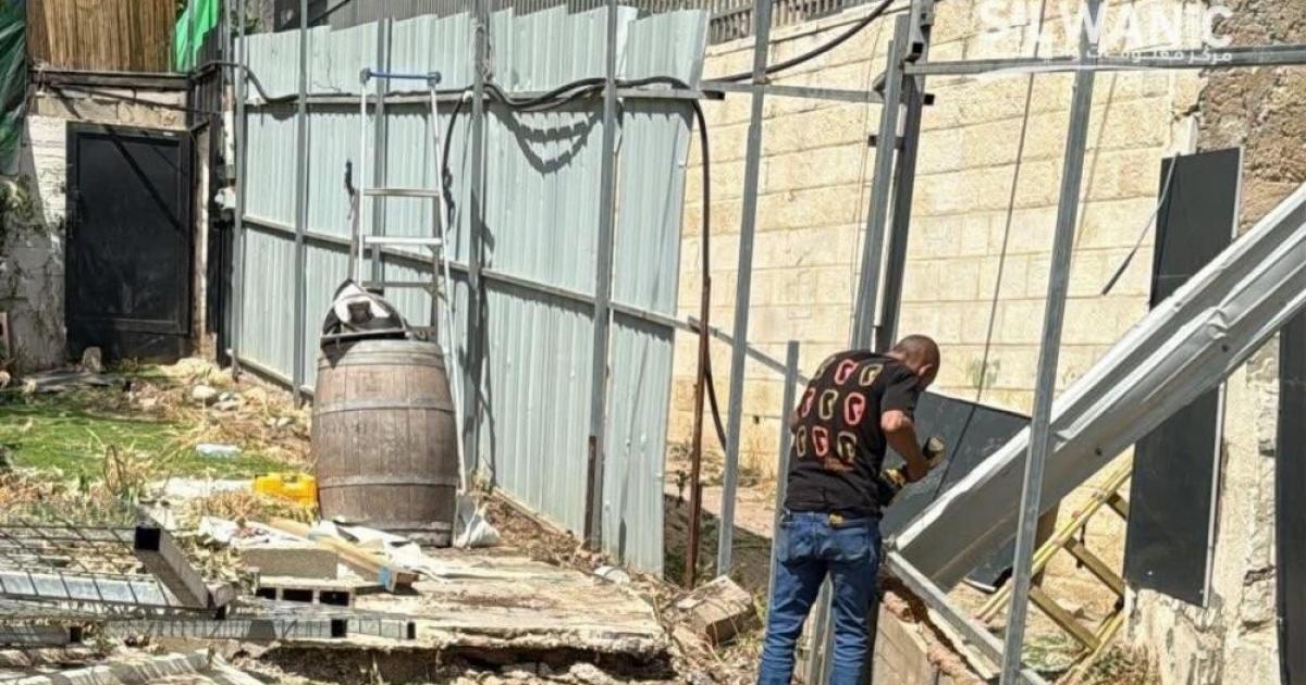 فلسطين – الاحتلال يجبر مقدسيا على هدم منزله في بلدة سلوان بالقدس فلسطين – الاحتلال يجبر مقدسيا على هدم منزله في بلدة سلوان بالقدس