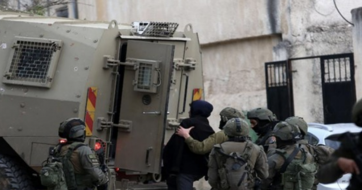 فلسطين – الاحتلال يشن حملة اعتقالات واسعة في الضفة الغربية، طالت 18 مواطنًا خلال مداهمات متفرقة فلسطين – الاحتلال يشن حملة اعتقالات واسعة في الضفة الغربية، طالت 18 مواطنًا خلال مداهمات متفرقة