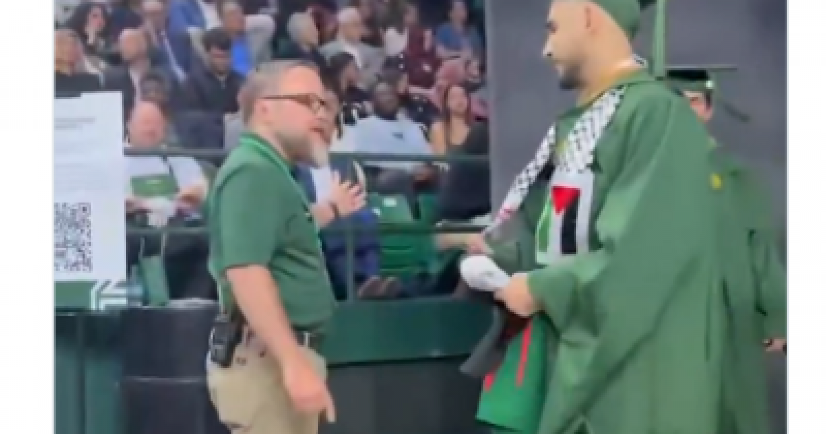 فلسطين – قمع أنصار غزة في جامعة جورج ميسون.. طرد الطلاب بسبب العلم الفلسطيني فلسطين – قمع أنصار غزة في جامعة جورج ميسون.. طرد الطلاب بسبب العلم الفلسطيني