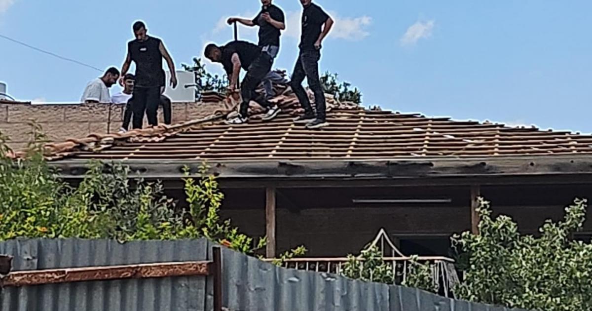 فلسطين – وبالصور الاحتلال يجبر مواطنا على هدم منزله في بيت صفافا شرق القدس فلسطين – وبالصور الاحتلال يجبر مواطنا على هدم منزله في بيت صفافا شرق القدس