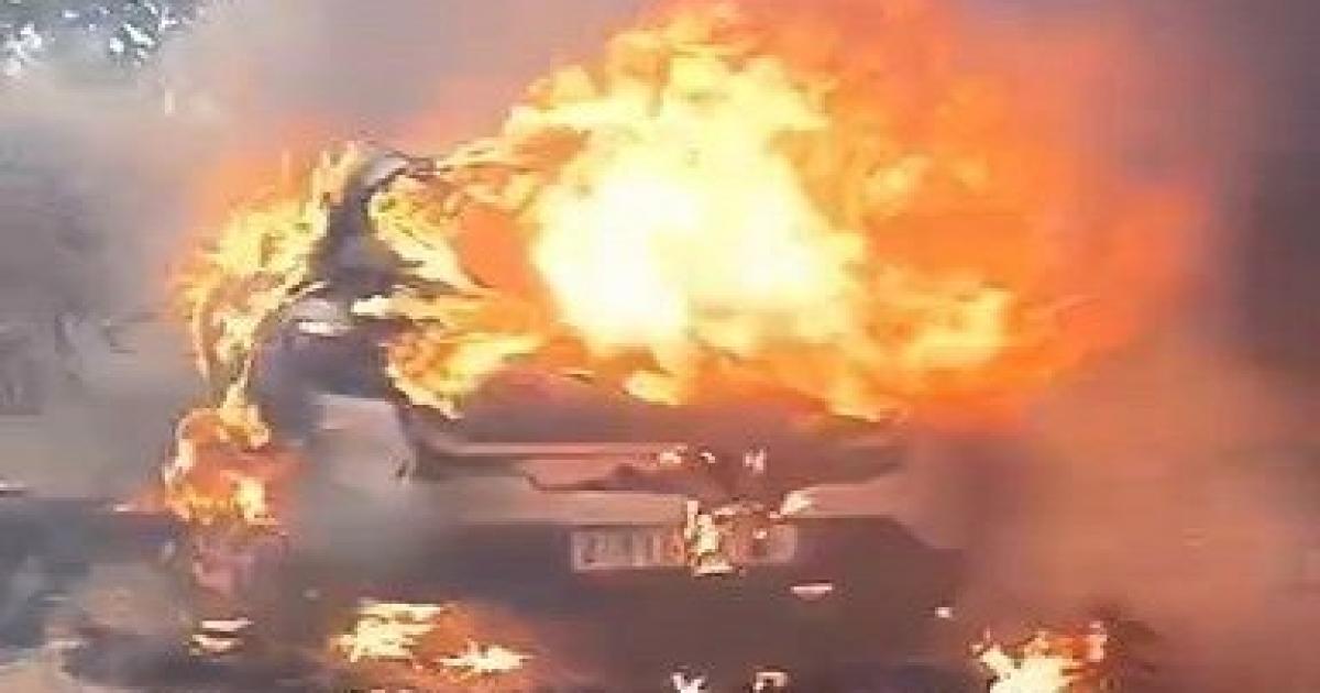 فلسطين – بالفيديو: مستوطنون يحرقون مركبة ويحاولون إحراق مسجد في برقة شرق رام الله