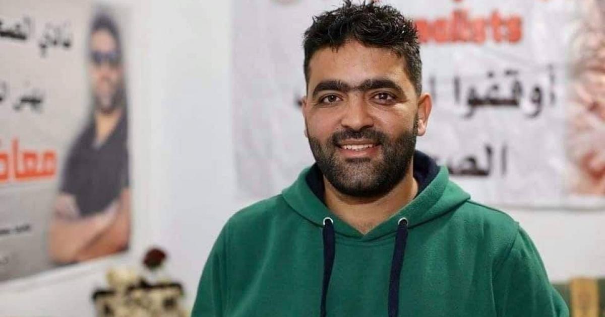 Occupation forces place wounded journalist Moaaz Amarneh in administrative detention