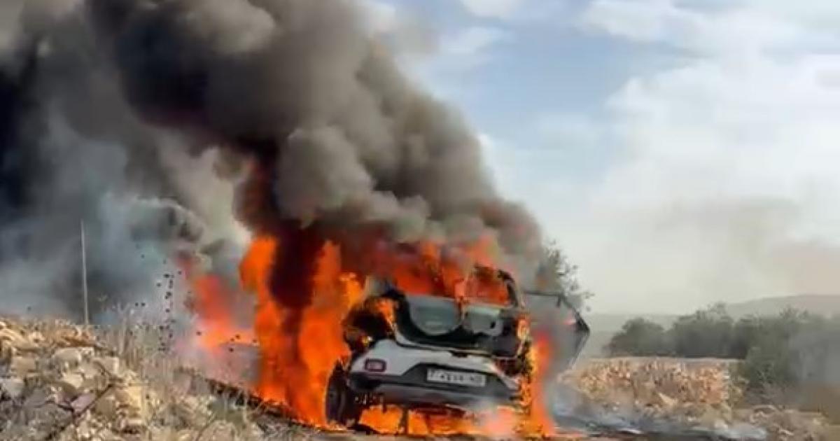 Settlers attack olive pickers, torch three vehicles in Turmusaya