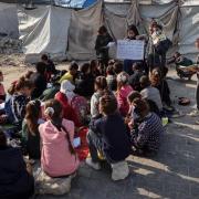 أطفال غزة يواصلون تعليمهم داخل خيام متهالكة وسط غياب المقاعد والإمكانات