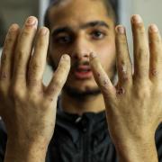 معتقل سديه تيمان... شهادات تكشف الجحيم الخفي للأسرى الفلسطينيين في يومهم الوطني