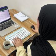 الشابة ميار كباجة.. قصة إبداع تتحدى الظروف بابتكار تطبيق برمجي يساعد أهل غزة