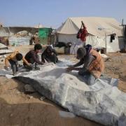 عائلة غزية تحوّل خيمتها إلى ورشة إسمنت بسيطة لتأمين لقمة العيش