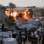 الاحتلال يزيد من خروقاته بغزة في ظل الحديث عن نزع السلاح.. هل تتفجر الأوضاع مجددا؟