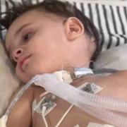 سالم النجار.. طفل غزيّ أنفاسه معلّقة بـ "أنبوب" وحياته رهينة "تحويلة"