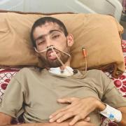 محمد أبو طه.. جريح بين الحياة والموت في ظل انهيار المنظومة الصحية بغزة